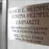 Sie sehen den Eingang zu unserer Zahnarztpraxis
