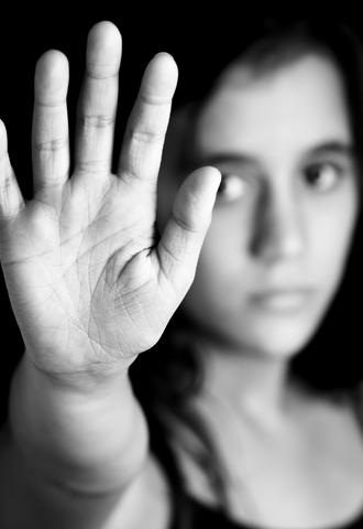 Sie sehen ein Bild eines Angstpatienten. Die Abwehrhaltung des Mädchens zeigt ihre Angst vor dem Zahnarzt.